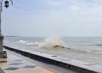Gelombang Tinggi laut jawa di pesisir tuban