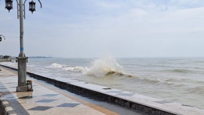 Gelombang Tinggi laut jawa di pesisir tuban