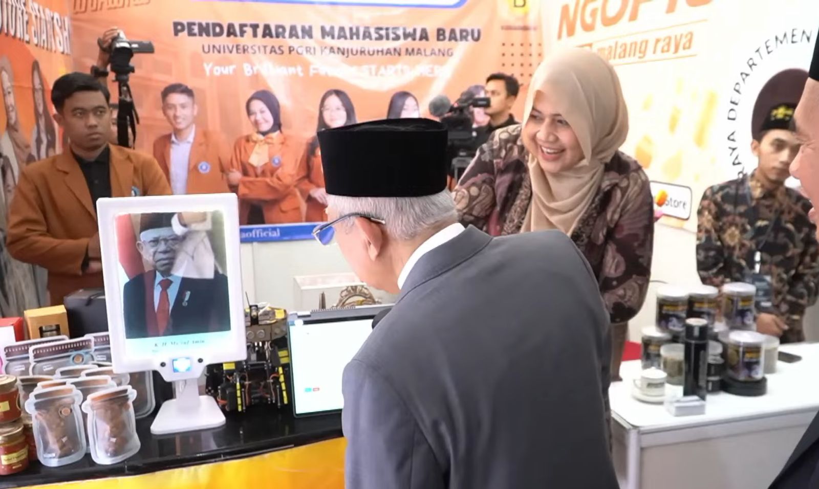 Wapres Ma'ruf Amin Kunjungi Booth Unikama di YPS Asy-Syadzili