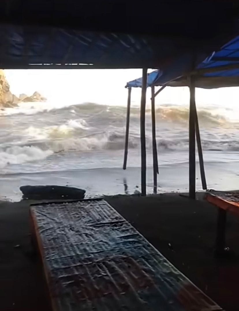 Gelombang tinggi di Pantai Selatan Jember.