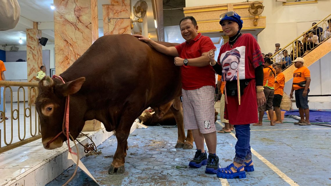 Intip Tradisi Iduladha Bupati Hendy, Kurbankan Sapi hingga Puluhan Kambing 1 Bupati Hendy.