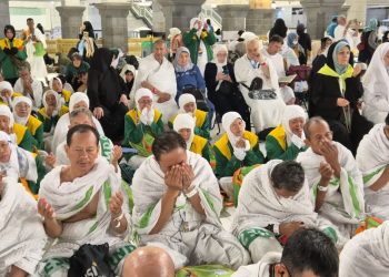 Berhaji tanpa visa resmi.