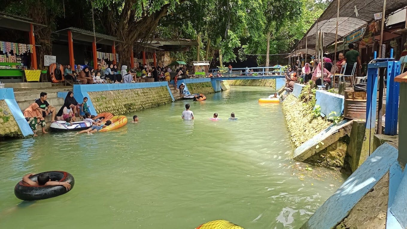 Goa Ngerong di Tuban.