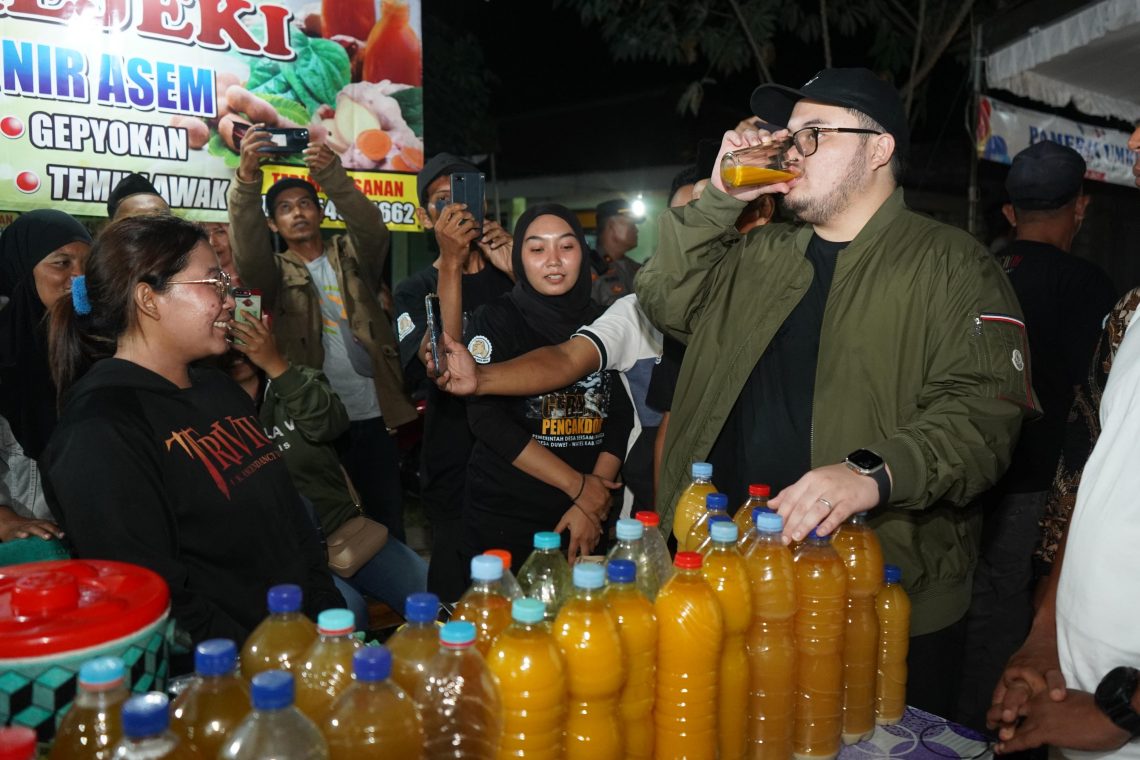 Mas Dhito Minum Jamu Pelaku UMKM saat Laga Pencak Dor, Janji Bantu Perizinan Usaha di Desa Duwet 1 Mas Dhito.