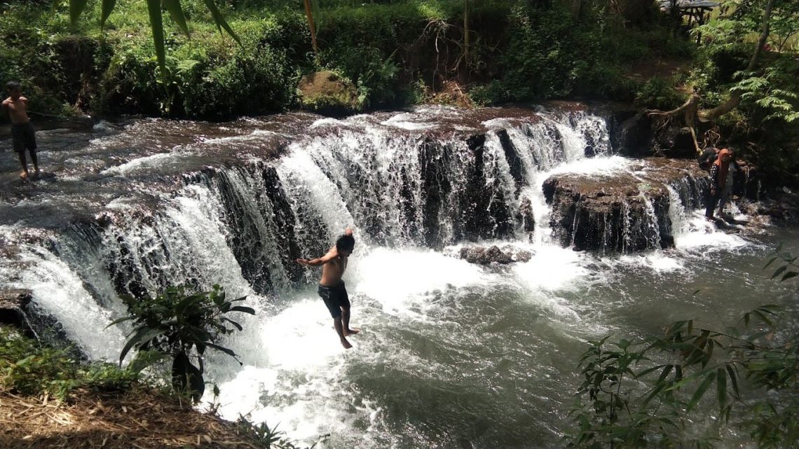 Pesona Air Terjun Sumber Salak, Surga Tersembunyi di Jember yang Murah dan Menantang Adrenalin 1 Air terjun sumber salak.