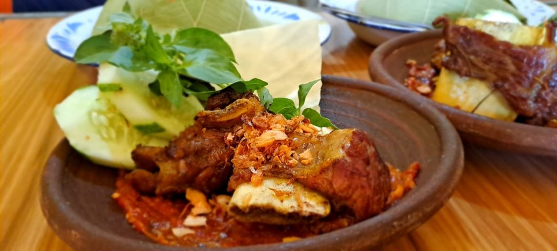 Kuliner Pedas Iga Goreng Sambal Trasi dan Es Kencono Wungu: Sajian Andalan Kedai Bale Tuban yang Rasanya Tak Terlupakan 1 Iga Goreng Sambal Trasi.