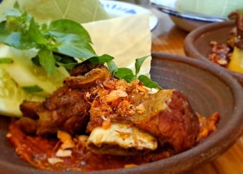 Kuliner Pedas Iga Goreng Sambal Trasi dan Es Kencono Wungu: Sajian Andalan Kedai Bale Tuban yang Rasanya Tak Terlupakan 1 Iga Goreng Sambal Trasi.