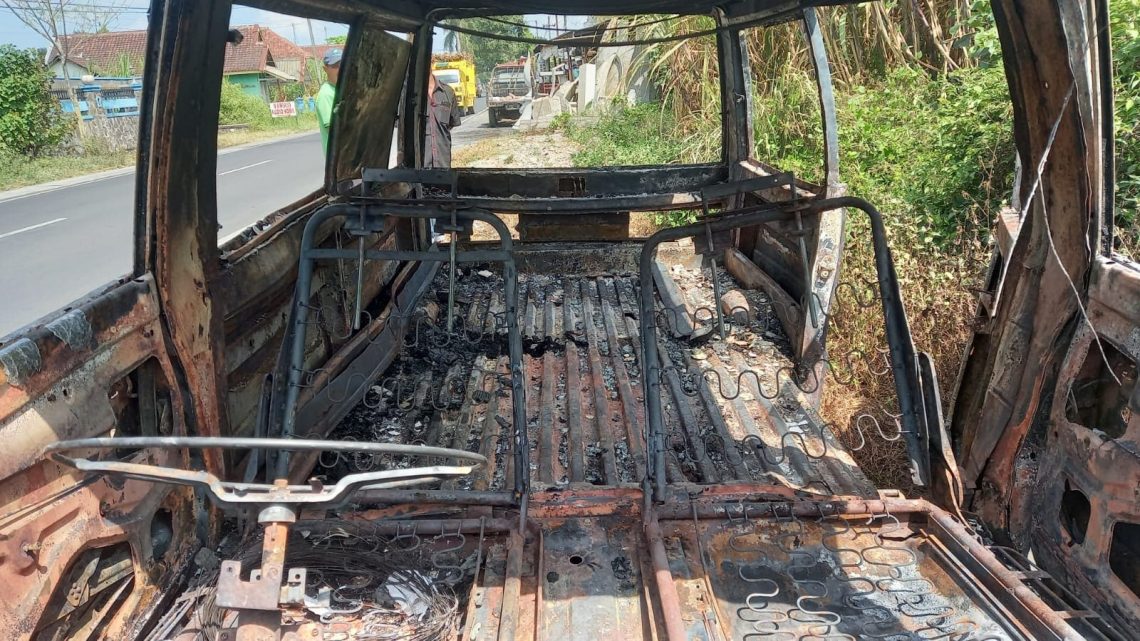 Mobil di Pagelaran.