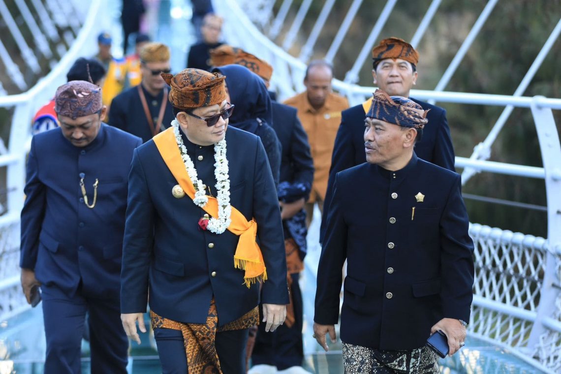 Yadna Kasada 2024, Pj Gubernur Jatim Terima Gelar Warga Kehormatan Suku Tengger 1 Pj Gubernur Jatim.