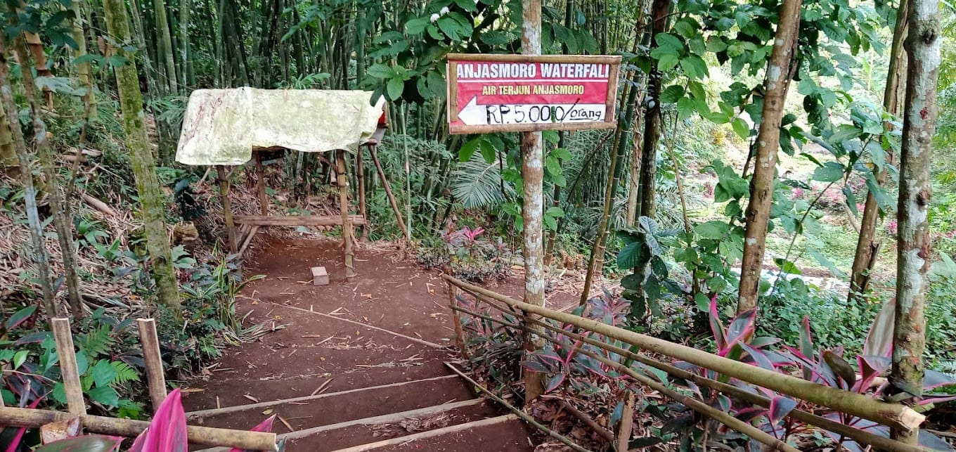 Pesona Air Terjun Sumber Salak, Surga Tersembunyi di Jember yang Murah dan Menantang Adrenalin 2 Wisata air terjun sumber salak Jember.