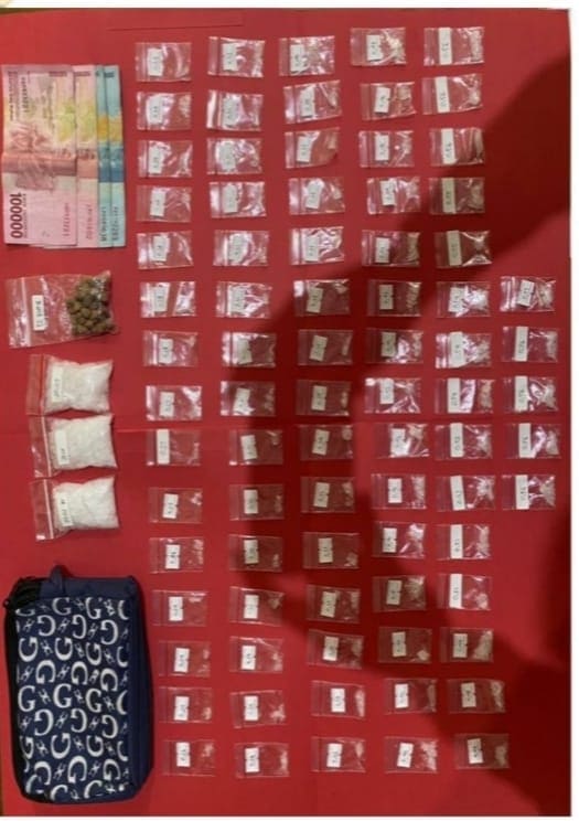 Dugaan Bantu Suami Edarkan Narkoba, Wanita asal Gempol Pasuruan Ditangkap usai Digerebek 2 Wanita Gempol edarkan sabu.