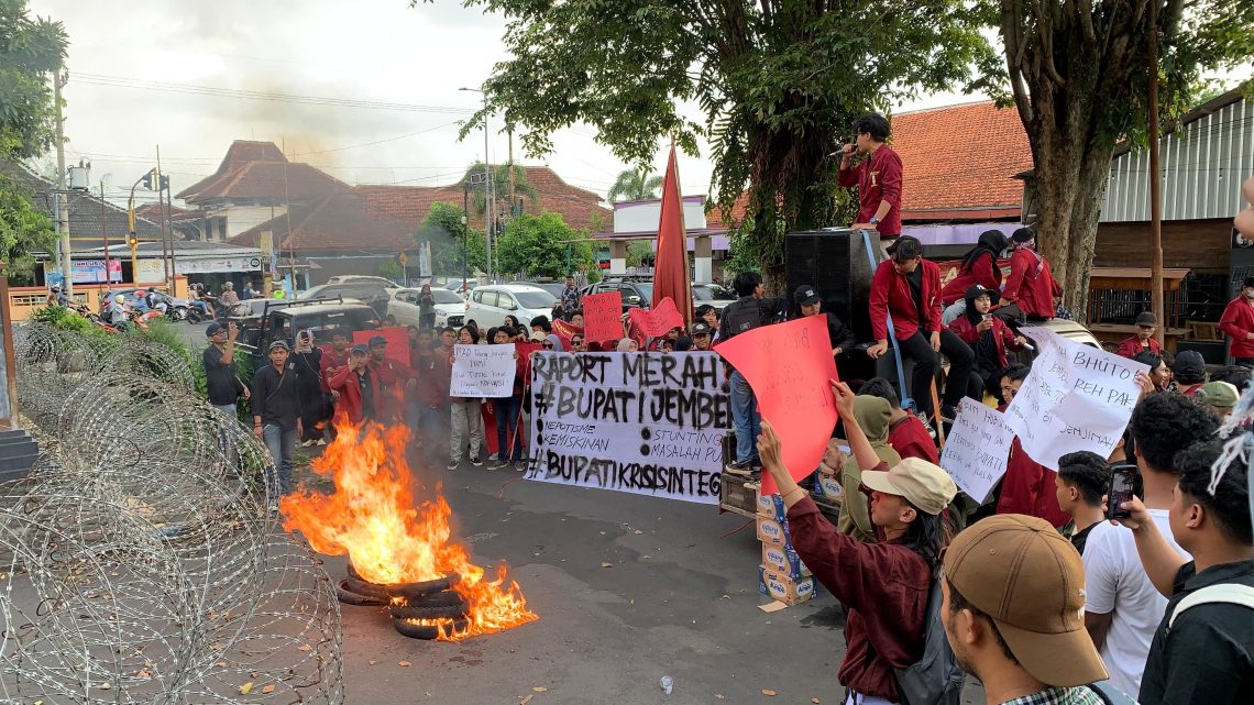 Beri Rapor Merah, Aksi Demo IMM Jember Sempat Ricuh, Bupati Tak Mau Temui Pendemo 1 IMM Jember.