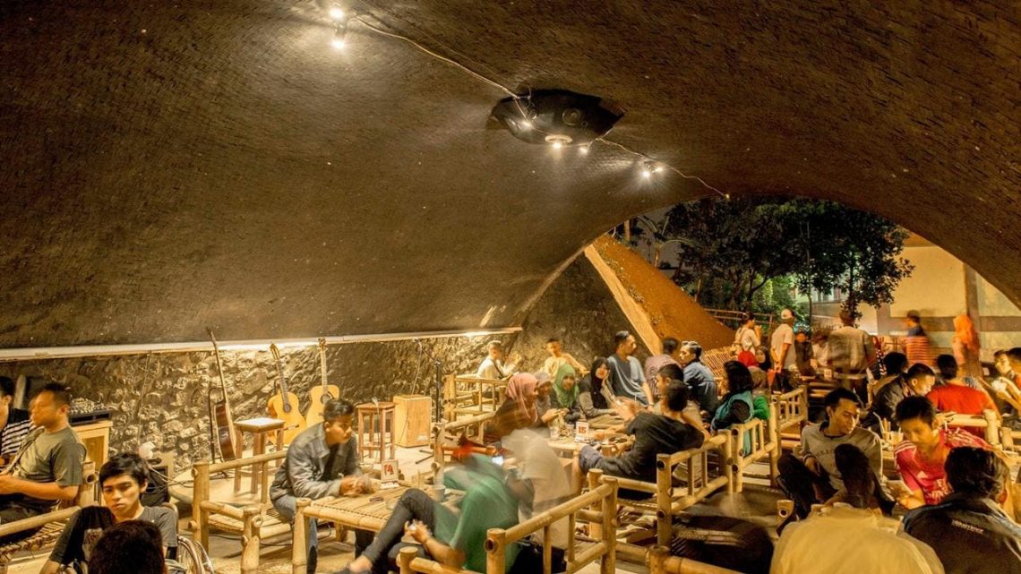 Spot Hits Anak Muda di Kafe Kolong di Jember: Anti Boncos Ngopi di Bawah Jembatan 1 Kafe kolong di Jember.