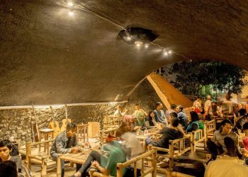 Spot Hits Anak Muda di Kafe Kolong di Jember: Anti Boncos Ngopi di Bawah Jembatan 5 Kafe kolong di Jember.