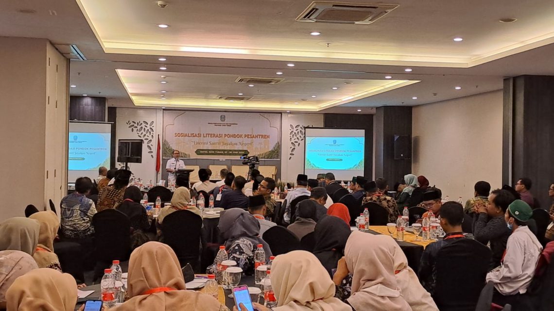 Pustakawan Madya Pemerintah Provinsi Jawa Timur, Sukaryono membuka acara literasi Digital. Foto Rochim