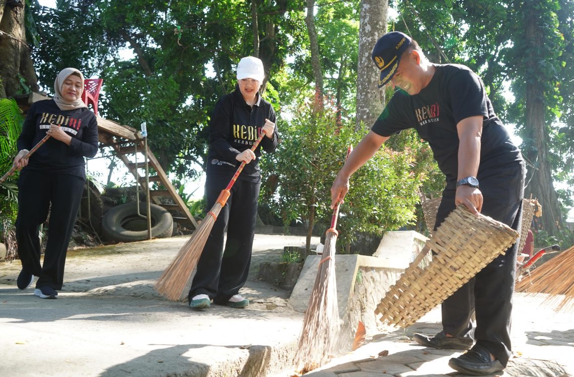 Cegah Demam Berdarah, Mbak Cicha Ajak Kader PKK Kabupaten Kediri Kerja Bakti Serentak 1 Mbak Cicha