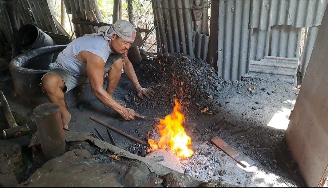 Pande Besi Pak Kadis Produksi Pisau Sembelih Berkualitas Untuk Kebutuhan Hari Raya Kurban 5 Pande Besi