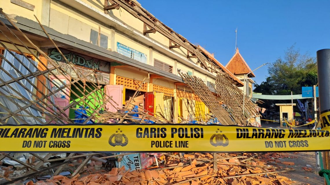 atap pasar sore