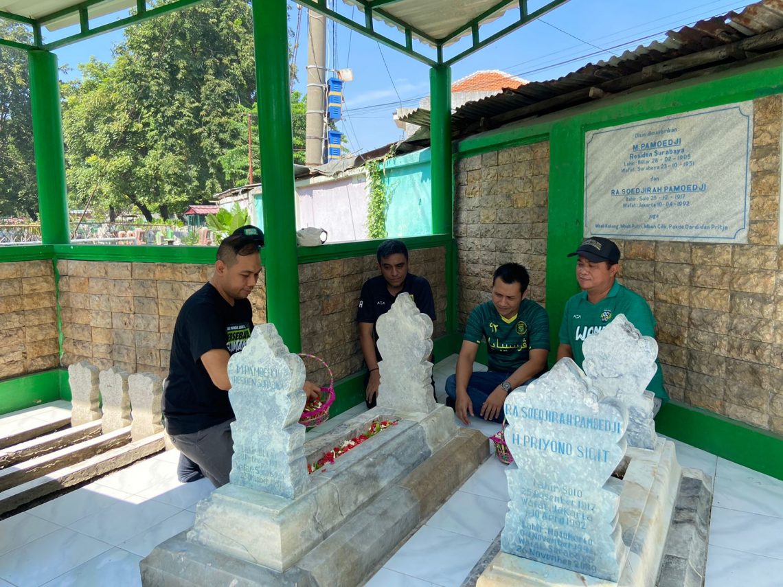 Manajemen Ziarah ke Makam Pendiri Klub Persebaya Jelang HUT Ke-97 Tahun 1 Pendiri Persebaya