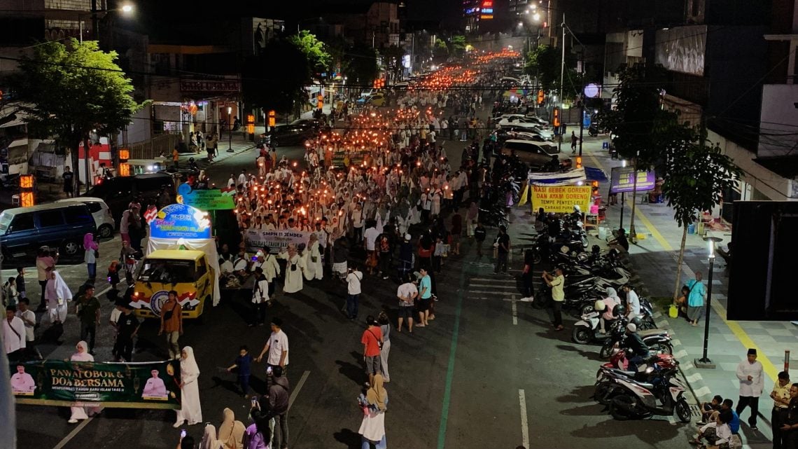Pawai obor.