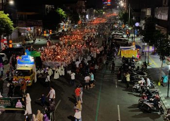 Pawai obor.