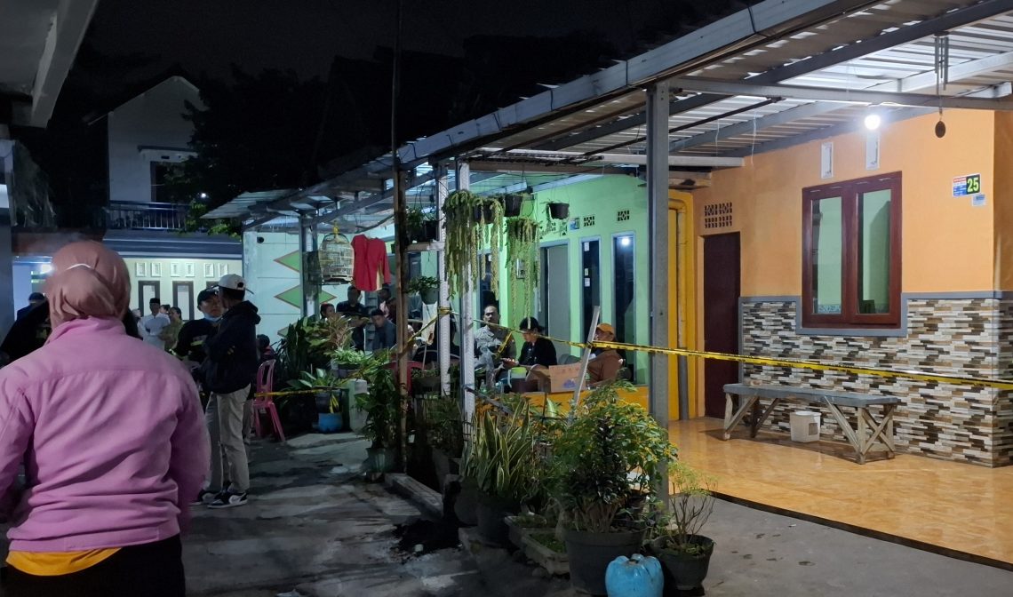 Ibu rumah tangga.