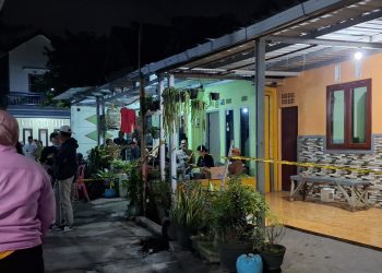 Ibu rumah tangga.