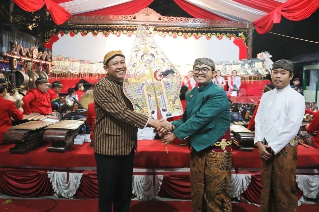 Agenda Wisata Tahunan, Wabup Antok dan Warga Ngawi Antusias Ganti Langse 3 Ganti Langse di Ngawi.