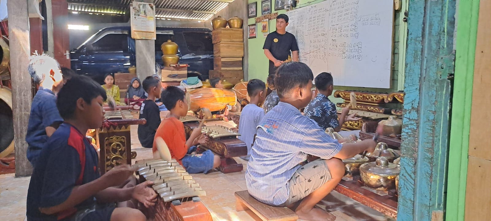 Isi Liburan dengan Eksplor Seni Karawitan: Anak-Anak SD di Tuban Bentuk Karakter lewat Budaya Jawa 2 Karawitan di Tuban.