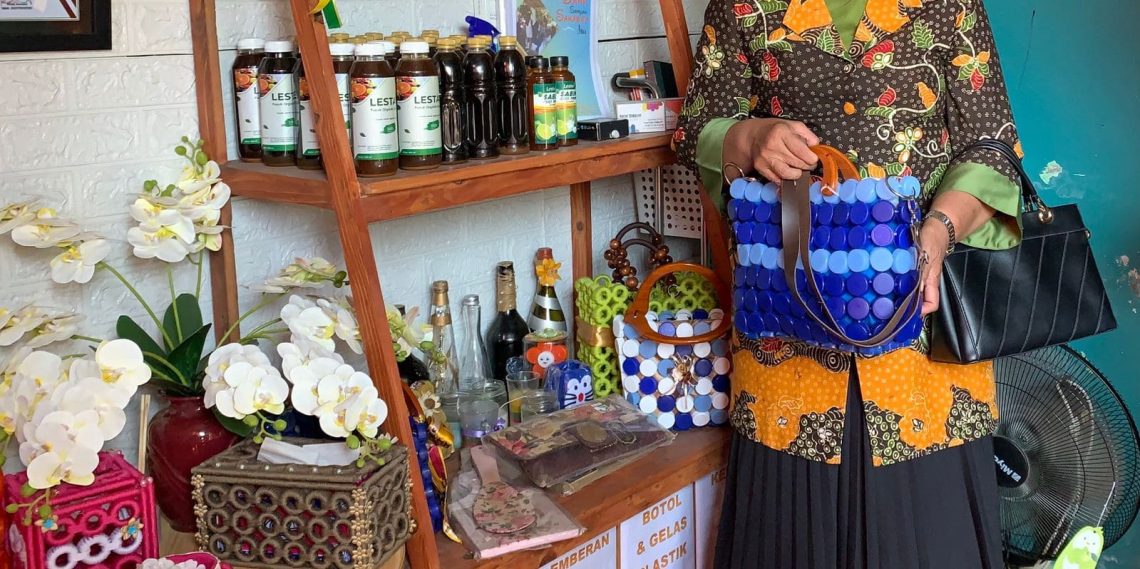 Ibu rumah tangga.