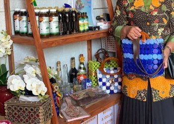 Ibu rumah tangga.