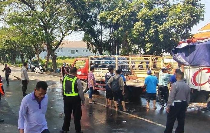Oleng! Truk Muatan Galon Air Tabrak Median Jalan hingga Terguling di Jalur Pantura Pasuruan: Tiga Orang Luka-Luka 1 Truk muatan galon air.