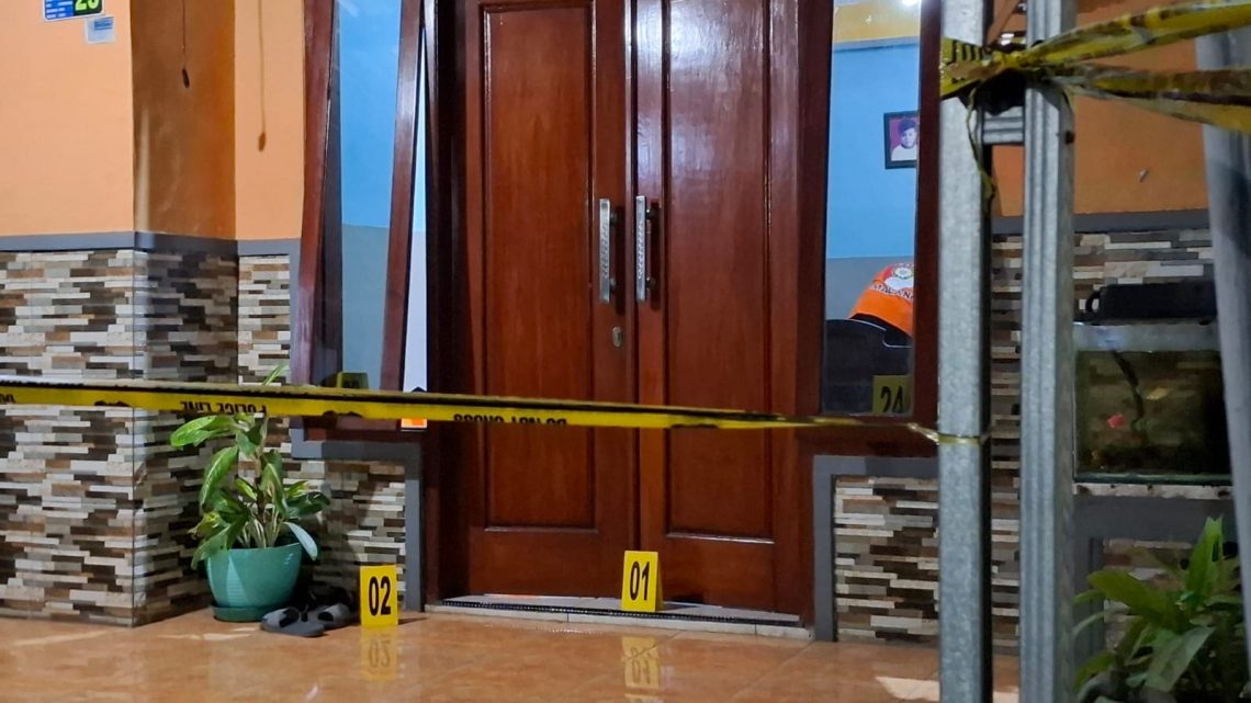 Ibu rumah tangga.