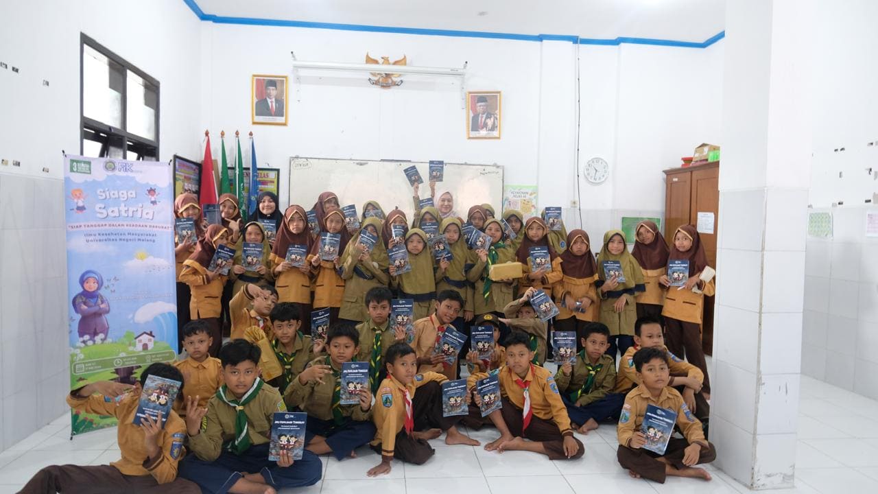 Mahasiswa UM Ajari Siswa SD Aisyiyah Kamila Tanggap Darurat Bencana lewat Siaga Satria 5 Tanggap darurat bencana di SD Aisiyah Kamila.
