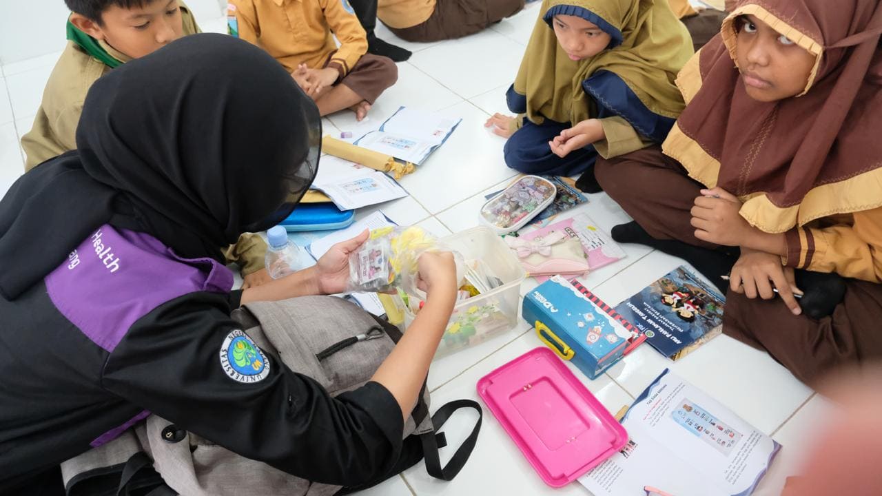 Mahasiswa UM Ajari Siswa SD Aisyiyah Kamila Tanggap Darurat Bencana lewat Siaga Satria 2 Tanggap Darurat Bencana mahasiswa UM.