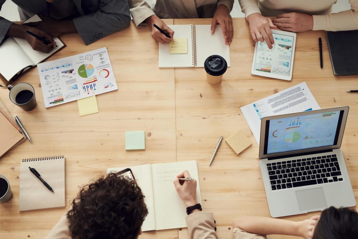 7 Metode Evaluasi Jabatan di Kantor Agar Perusahaan Tak Merugi 5 Rapat evaluasi jabatan di perusahaan (Foto: Pexels)