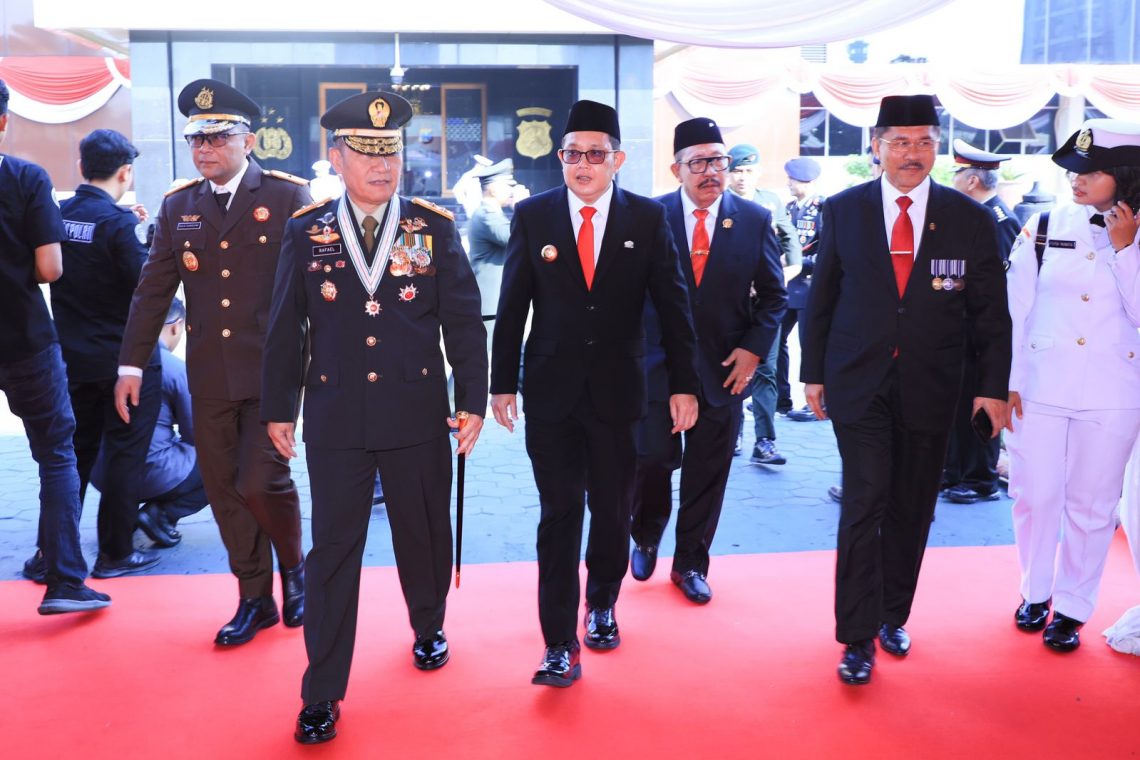 HUT Bhayangkara ke-78 di Surabaya, Pj Gubernur Jatim Terima Piagam dan Pin Emas dari Kapolri 5 Pj Gubernur Jatim Terima Piagam dan Pin Emas dari Kapolri
