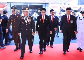 Pj Gubernur Jatim Terima Piagam dan Pin Emas dari Kapolri