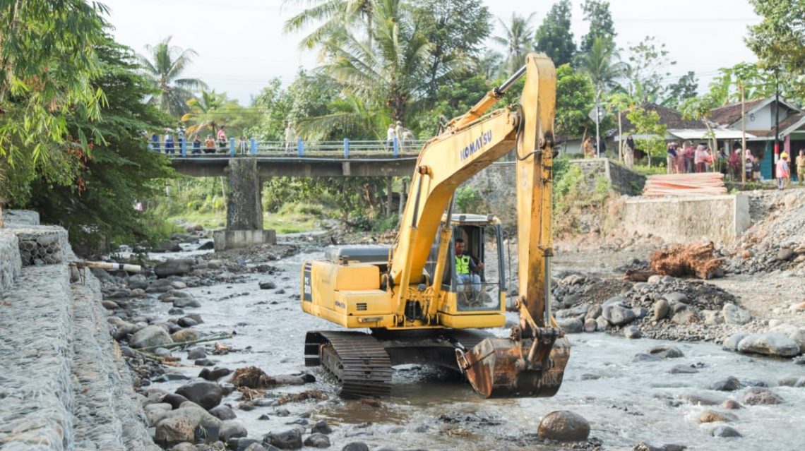 Jadi Langganan Banjir, Pemkab Jember Perbaiki Jembatan Kemuning Lor-Badean 5 Jadi Langganan Banjir, Pemkab Jember Perbaiki Jembatan Kemuning Lor-Badean