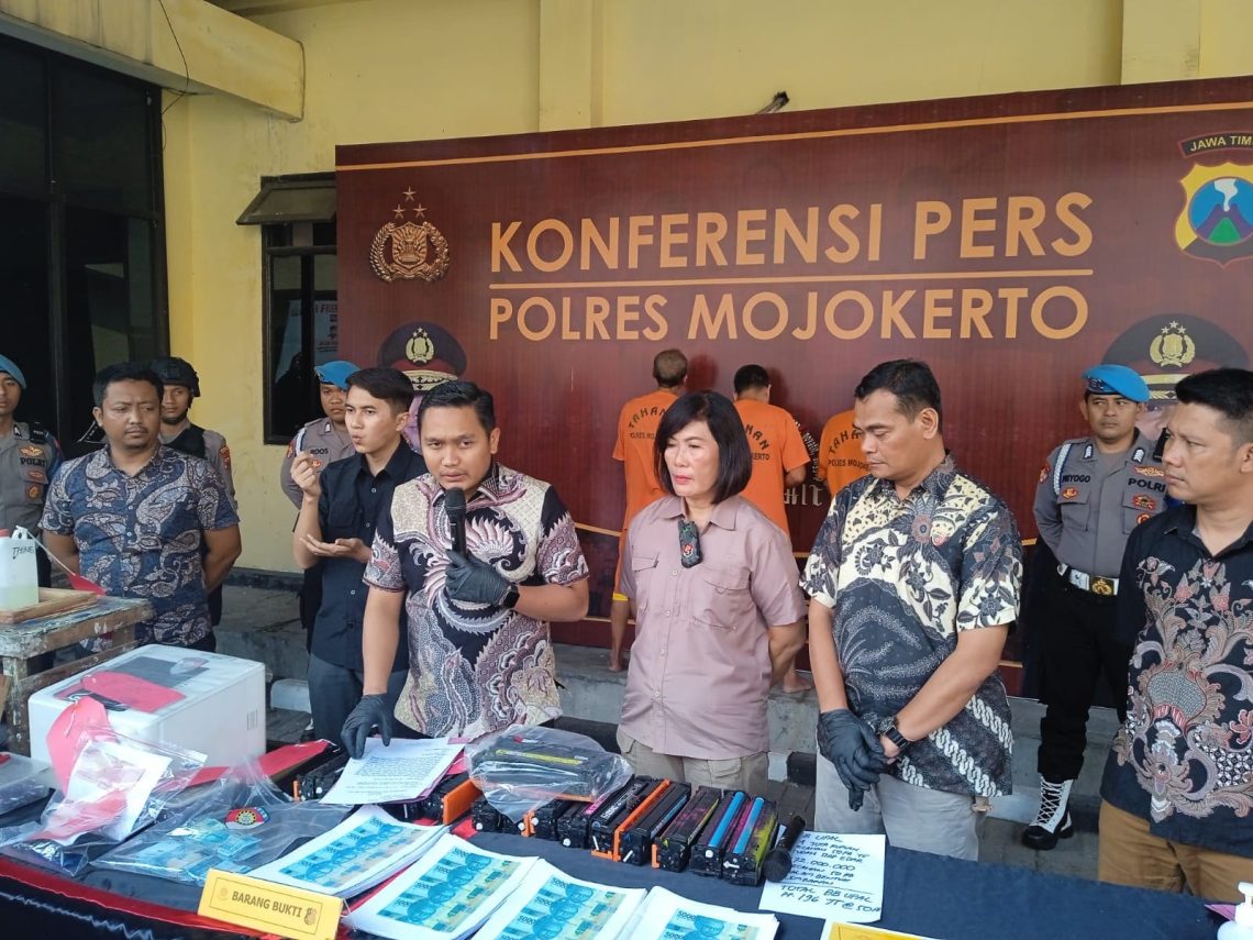 Polisi Ringkus Produsen Uang Palsu Ratusan Juta di Mojokerto, Upal Pecahan 50 Ribuan dari Kertas HVS 1 Uang palsu.