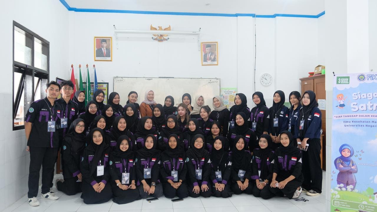 Mahasiswa UM Ajari Siswa SD Aisyiyah Kamila Tanggap Darurat Bencana lewat Siaga Satria 6 Tanggap darurat bencana di SD Aisiyah Kamila Malang.