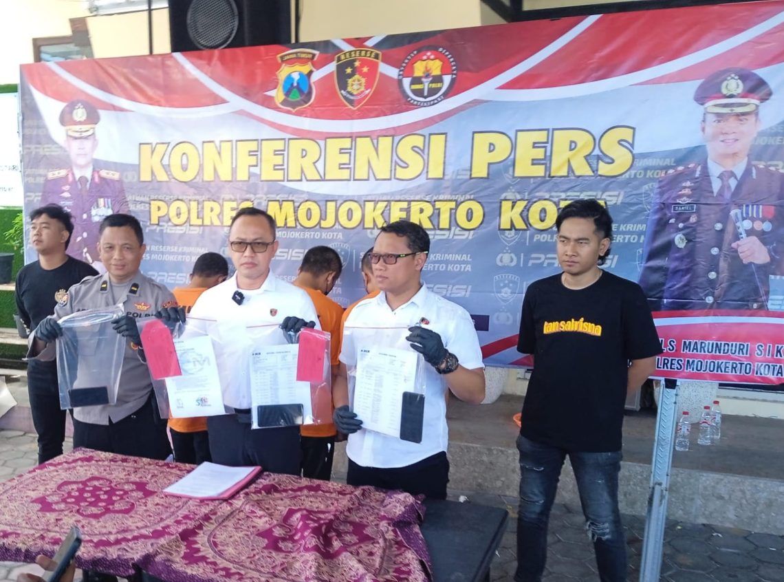 Penggelapan mobil.