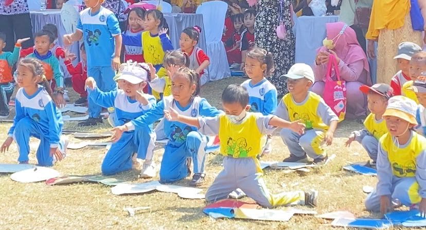 Tari jaranan massal.