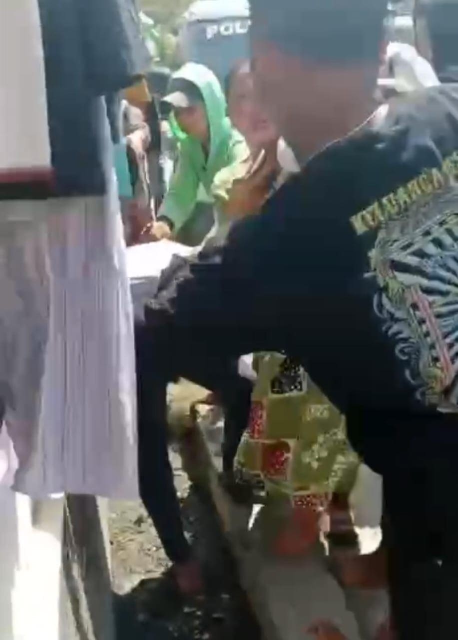 Kotak amal di Tuban.