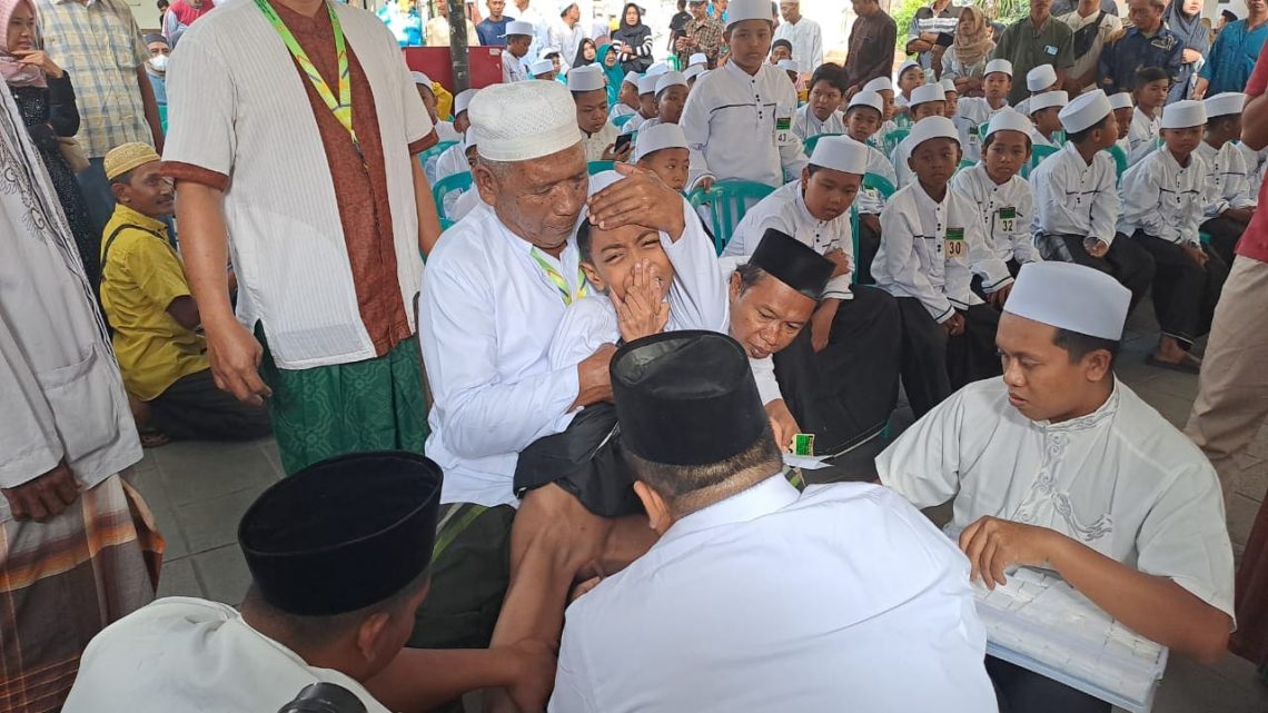 Ngalap Berkah di Haul Ke-515 Sunan Bonang Tuban, Khitanan Massal Penuh Haru 1 Khitanan massal.