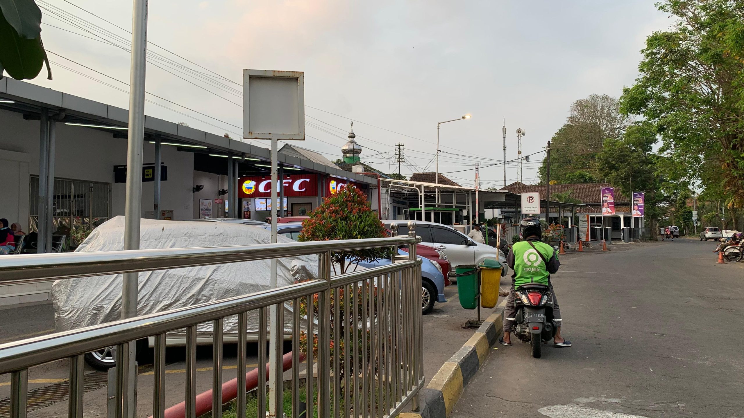 Makin Mudah! Para Penumpang Ojol Kini Bisa Antar Jemput di Stasiun Jember 2 Ojol di Stasiun Jember.