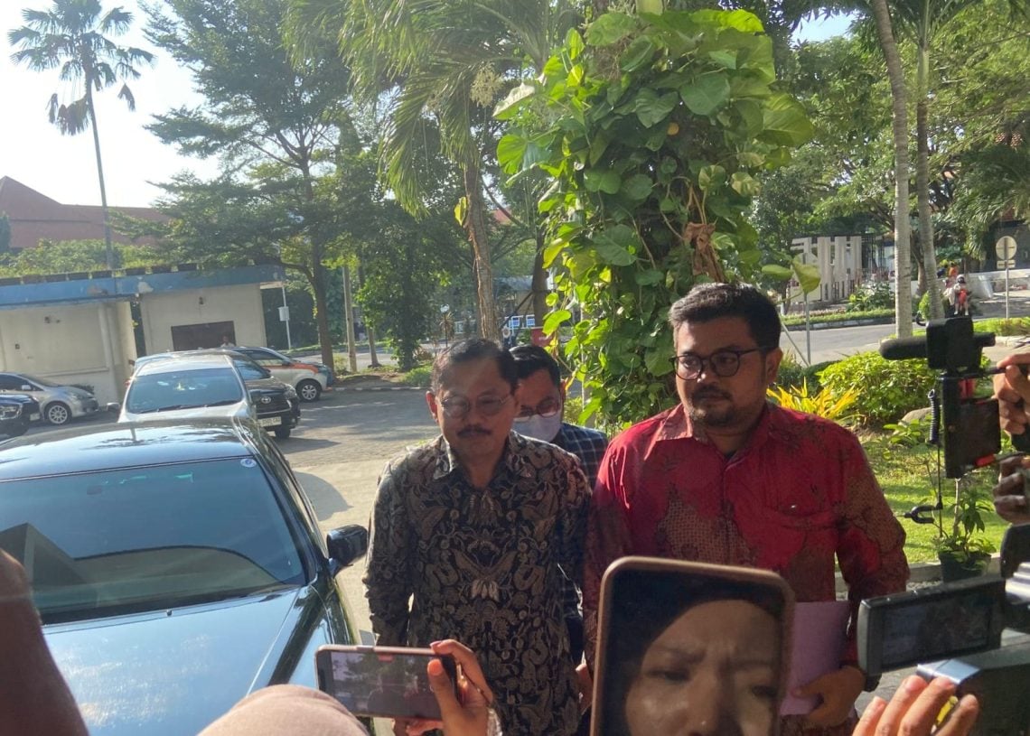 Dianggap Tak Beralasan, LBH Surabaya Dampingi Prof BUS Serahkan Surat Keberatan Pemberhentian Jadi Dekan FK ke Rektorat Unair 1 LBH Surabaya.