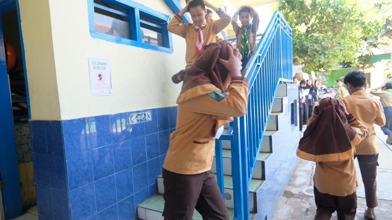 Mahasiswa UM Ajari Siswa SD Aisyiyah Kamila Tanggap Darurat Bencana lewat Siaga Satria 4 Tanggap darurat bencana SD Aisiyah Kamila.