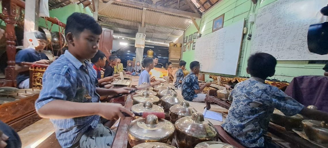 Isi Liburan dengan Eksplor Seni Karawitan: Anak-Anak SD di Tuban Bentuk Karakter lewat Budaya Jawa 1 karawitan.