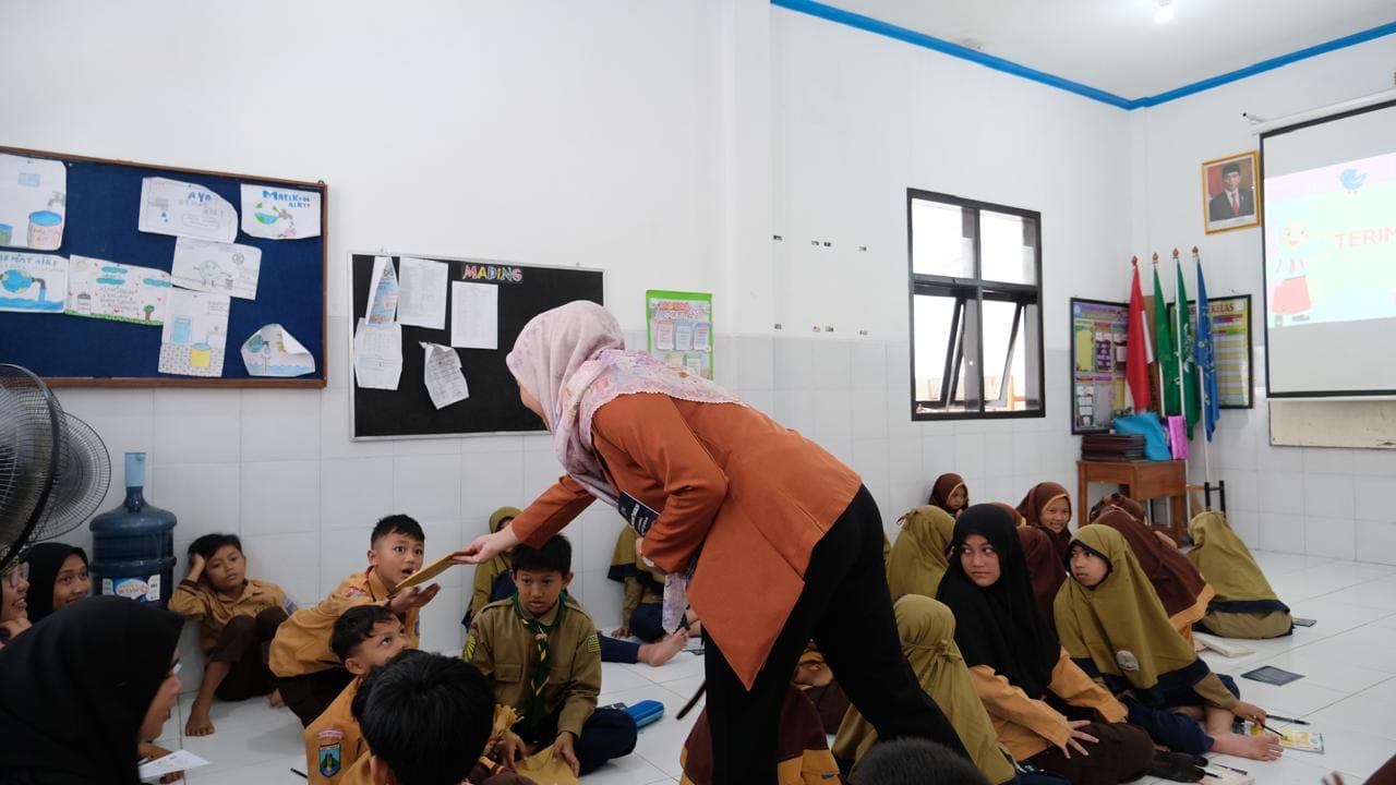 Mahasiswa UM Ajari Siswa SD Aisyiyah Kamila Tanggap Darurat Bencana lewat Siaga Satria 3 Tanggap darurat bencana di SD Aisiyah Kamila.